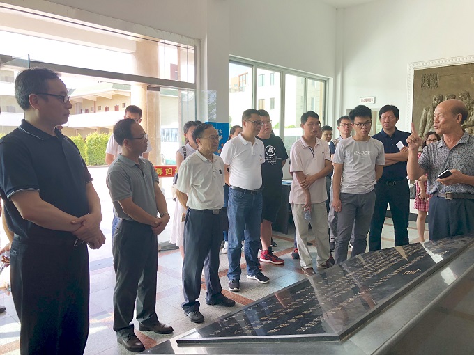 3 参观寡妇村展览馆.JPG